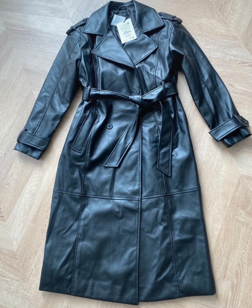 Lange zwarte leren trenchcoat maat S van Pull&Bear, Verzenden, Nieuw, Maat 36 (S), Zwart