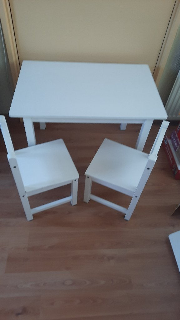 kindertafeltje en twee stoeltjes hout wit, Kinderen en Baby's, Kinderkamer | Tafels en Stoelen, Ophalen, Zo goed als nieuw, Tafel(s) en Stoel(en)