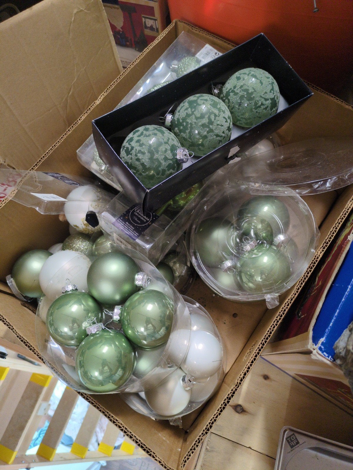 grote doos vol kerstballen groen en wit, Ophalen, Zo goed als nieuw