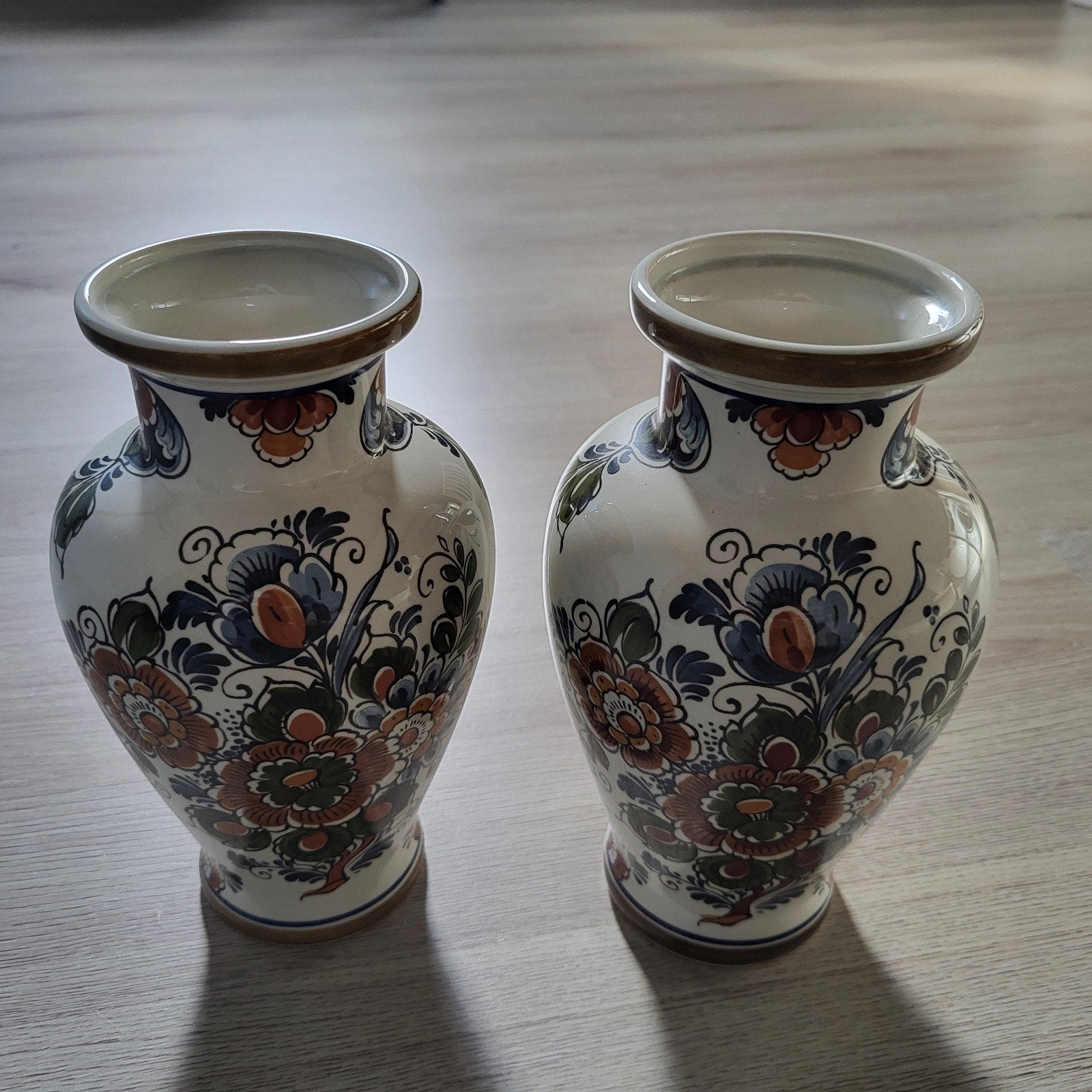 2 Flora Keramiek Delft Polychroom Handwerk Vazen 22cm, Antiek en Kunst, Ophalen of Verzenden