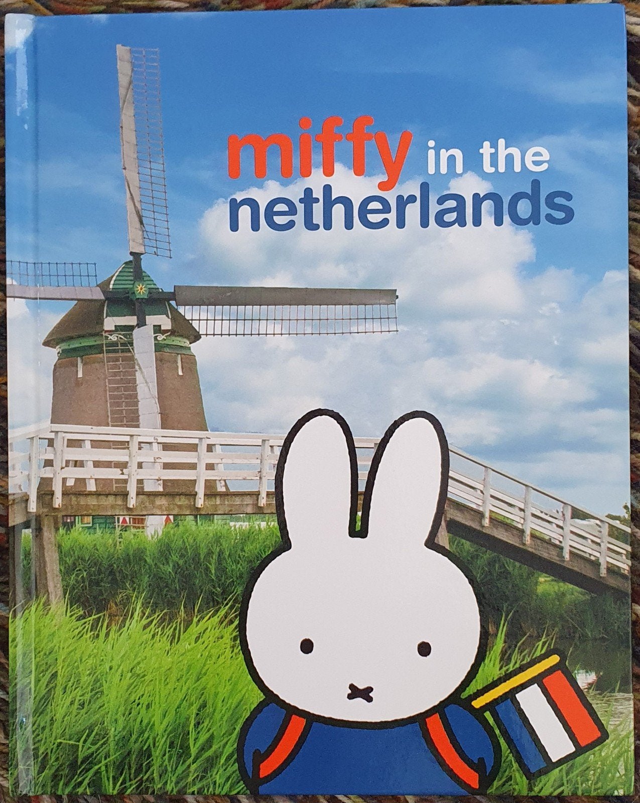 Dick Bruna - Miffy in the Netherlands - Engels (Nijntje) NEW, Boeken, Non-fictie, Nieuw, Ophalen of Verzenden, Dick Bruna