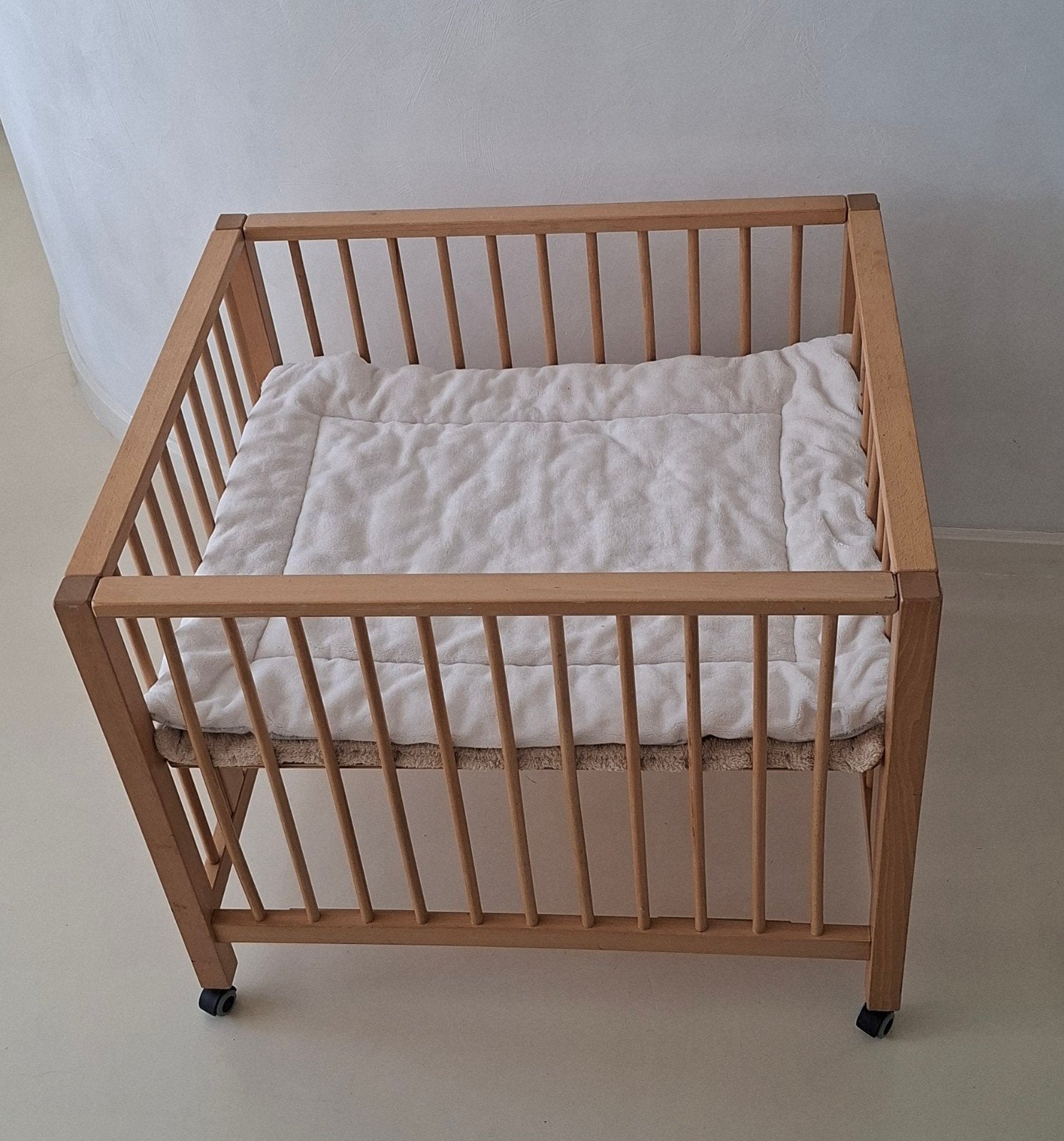Nette houten box met wieltjes en boxkleed, Kinderen en Baby's, Ophalen, Gebruikt, Vierkant, Boxkleed