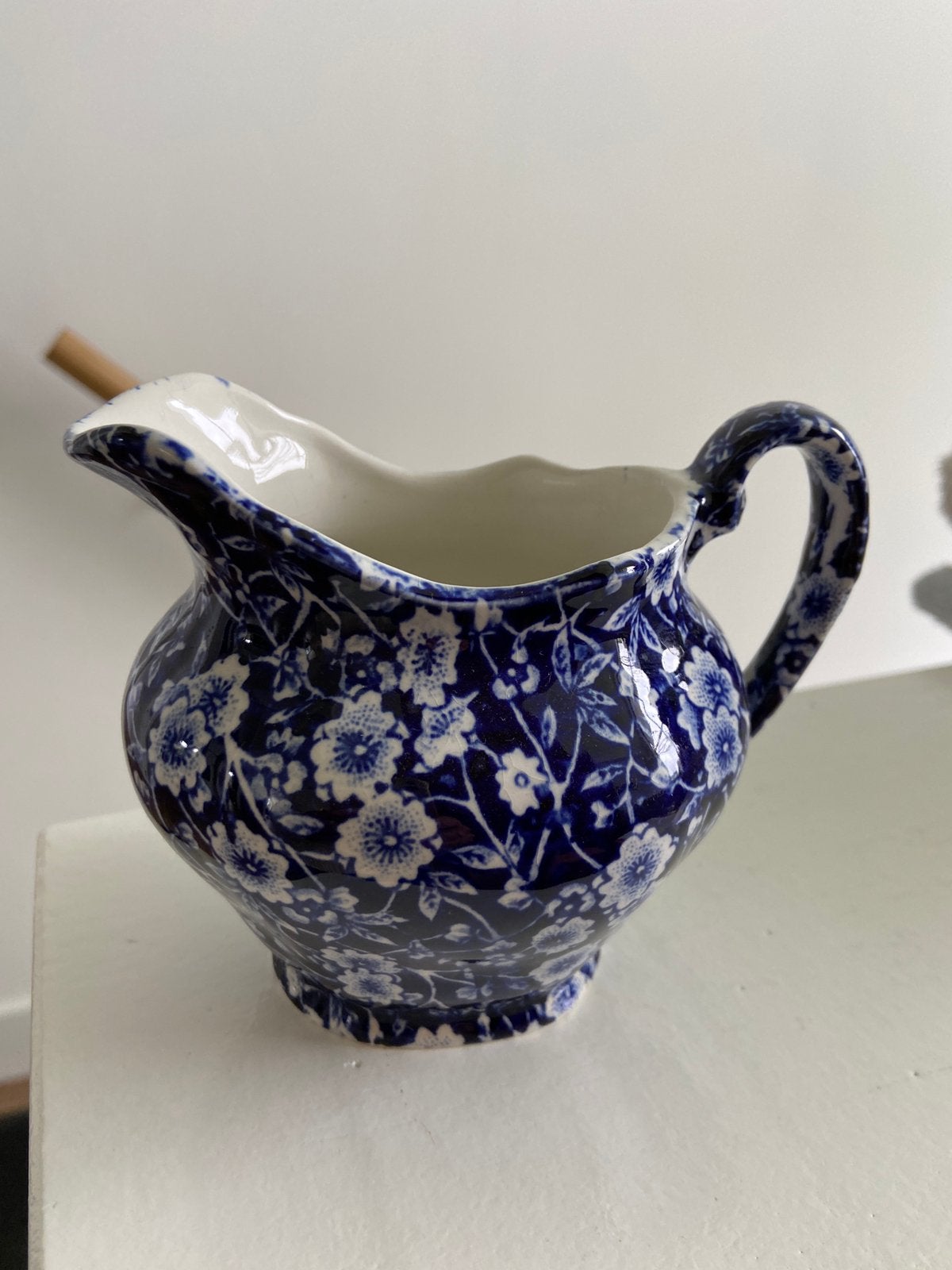Oud aardewerk melkkannetje Calico Burleigh blauwe bloem, Ophalen of Verzenden