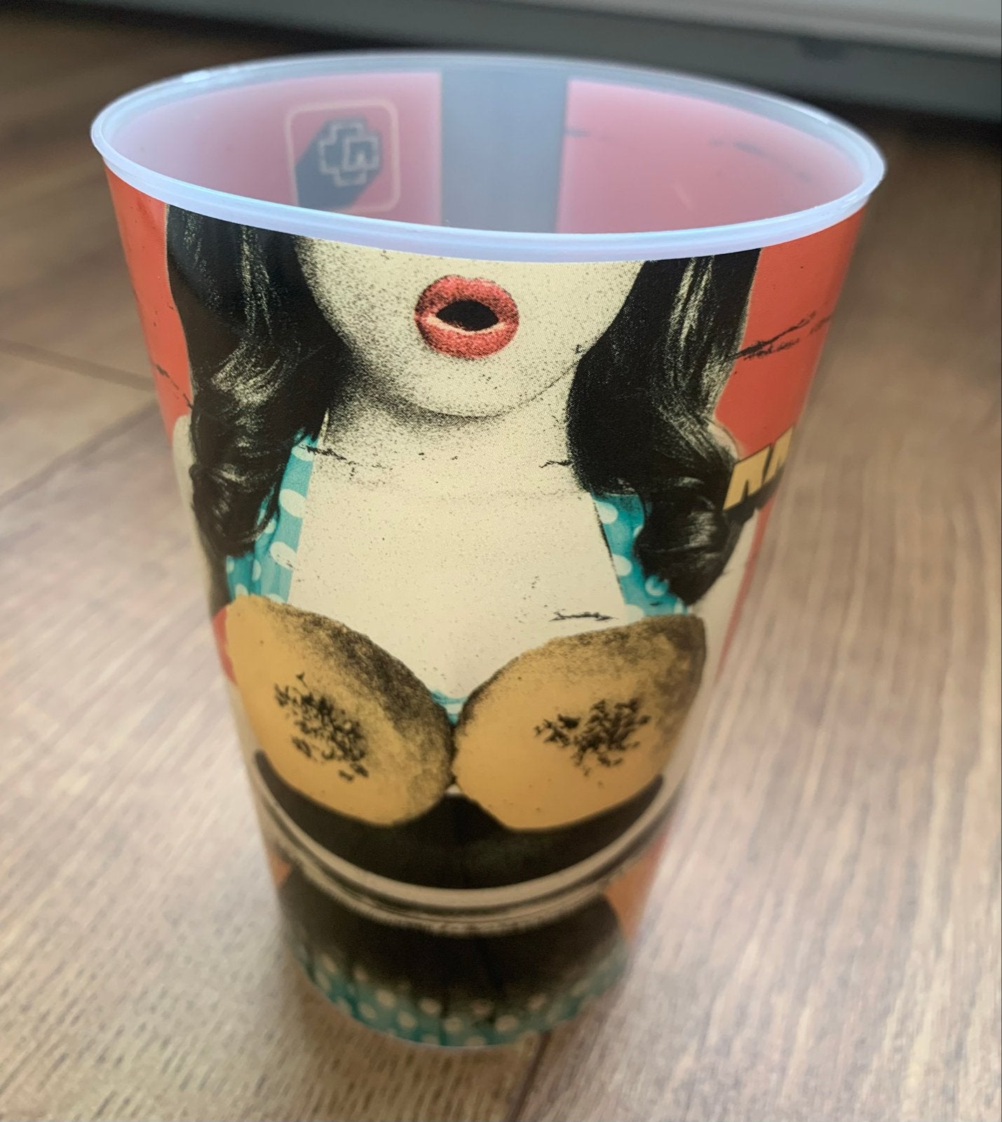 Rammstein Dicke Titten hard kunststof drank beker, Ophalen of Verzenden, Nieuw, Gebruiksvoorwerp