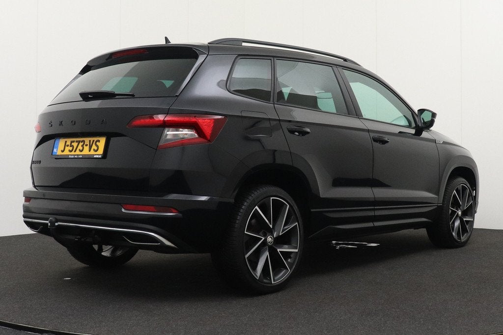 Skoda Karoq 1.5 TSI 150 PK Aut. Sportline Trekhaak Adapt.Cru, Auto's, Skoda, 4 cilinders, 150 pk, Zwart, Bedrijf