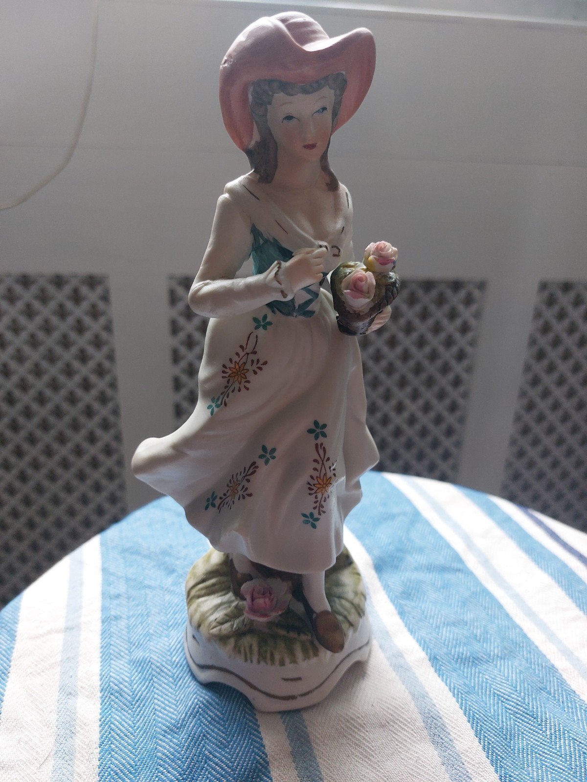 Vintage Porseleinen Beeldje Dame met Hoed en Bloemen 16 cm, Verzamelen, Ophalen of Verzenden, Gebruikt, Mens