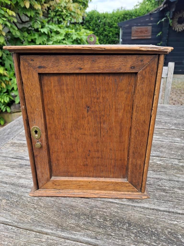 Antieke houten wandkastje met slot, Ophalen of Verzenden