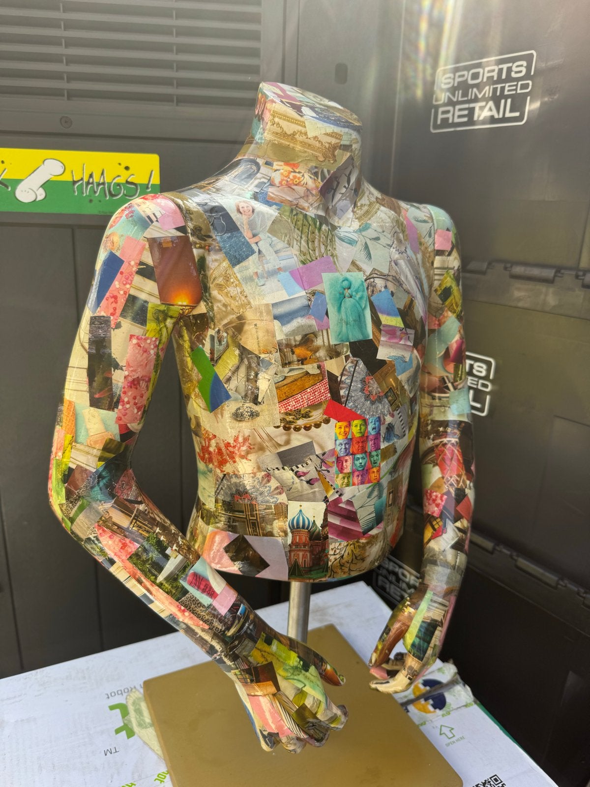 Unieke Buste: Collage Kunstwerk op Mannequin, Antiek en Kunst, Buste, Kunststof, Handgemaakt, Europa