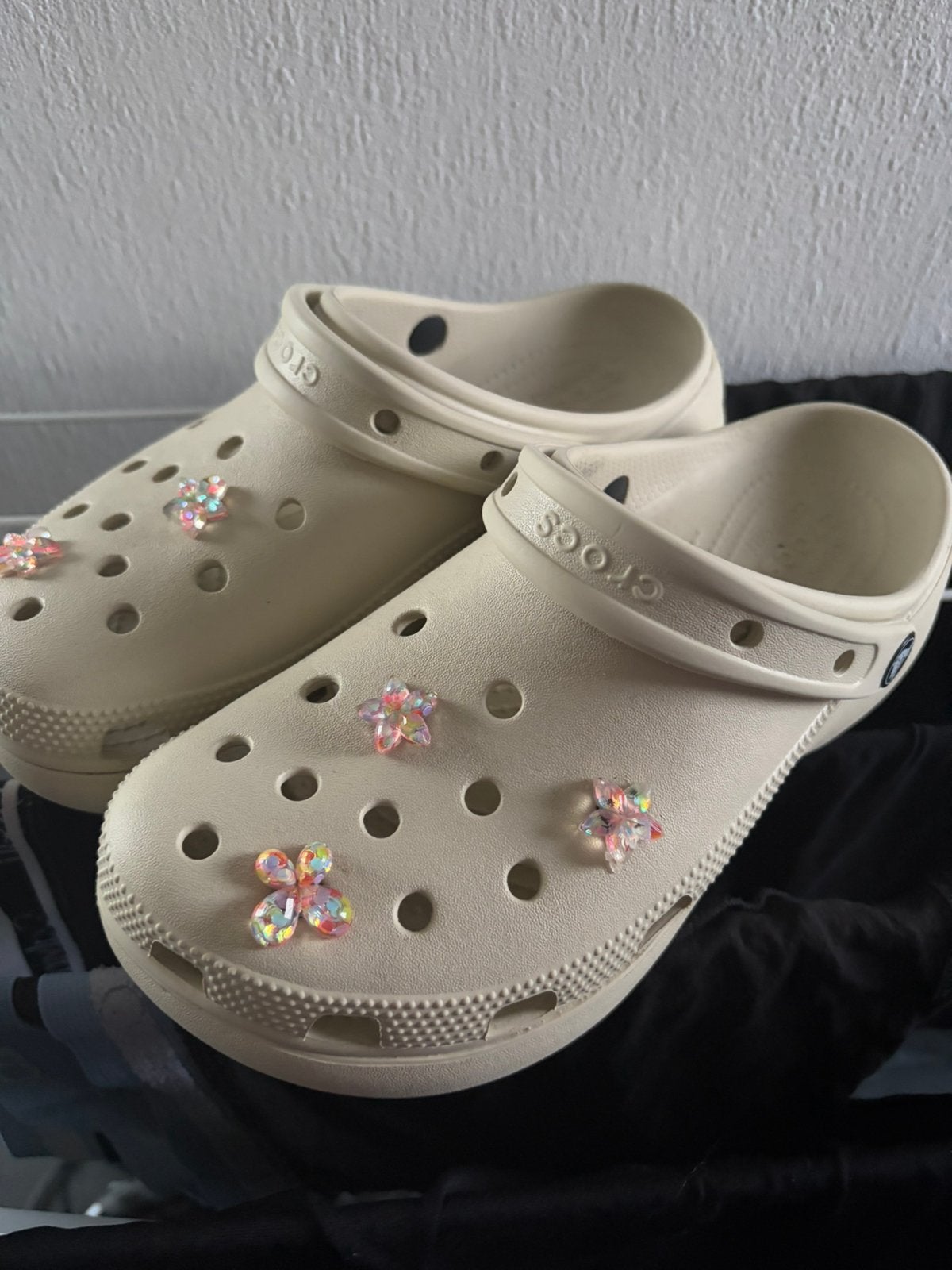 Crocs dames maat 39 – beige/crème met bloem Jibbitz, Kleding | Dames, Ophalen of Verzenden, Zo goed als nieuw, Beige