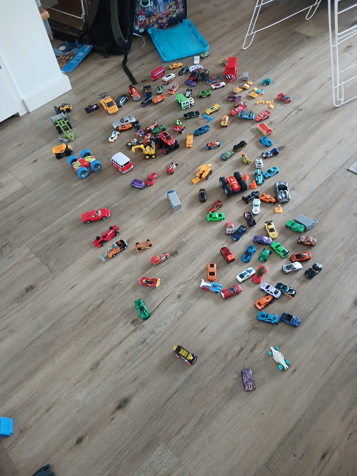 Hot Wheels Mega Transporter met 50+ auto's, Kinderen en Baby's, Speelgoed | Speelgoedvoertuigen, Ophalen, Gebruikt