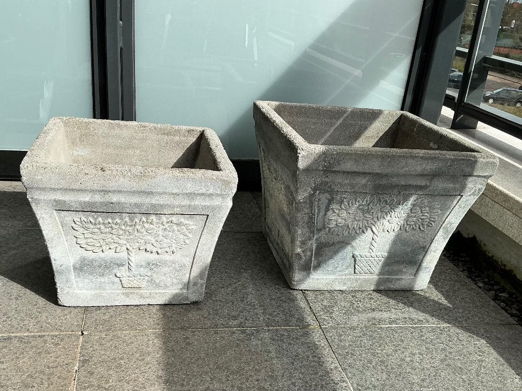 Vierkante bloembakken, 2 stuks , beton met levensboom, Tuin en Terras, Bloembakken en Plantenbakken, Ophalen, Gebruikt, Minder dan 30 cm