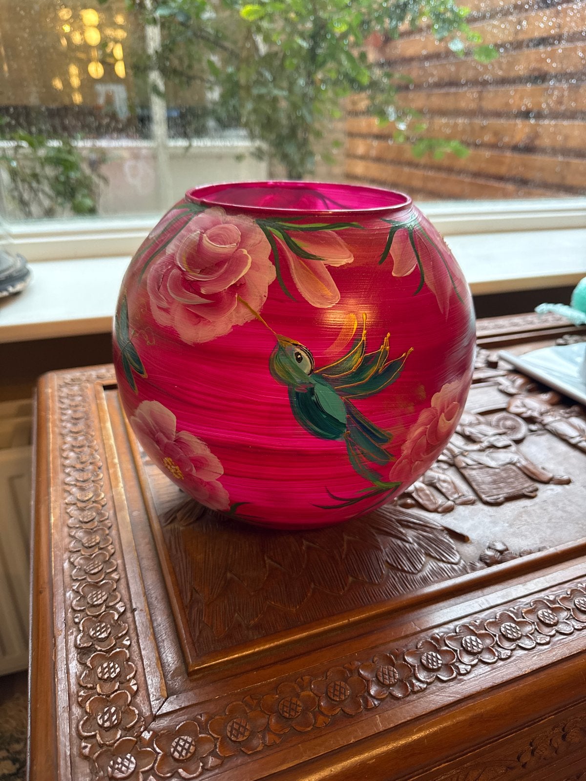 Handgeschilderde roze vaas met bloemen en kolbrie, Antiek en Kunst, Ophalen