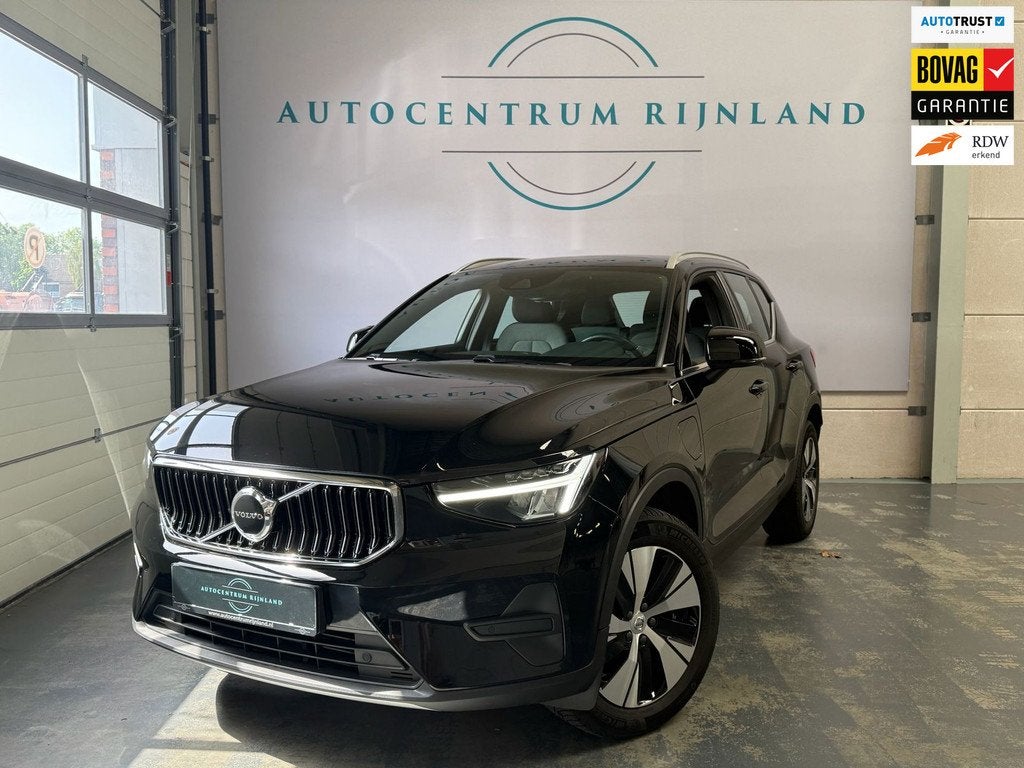 Volvo XC40 1.5 T4 Recharge Dark Plus Automaat, Camera, Stoel, Auto's, Stof, 1800 kg, 129 pk, Zwart