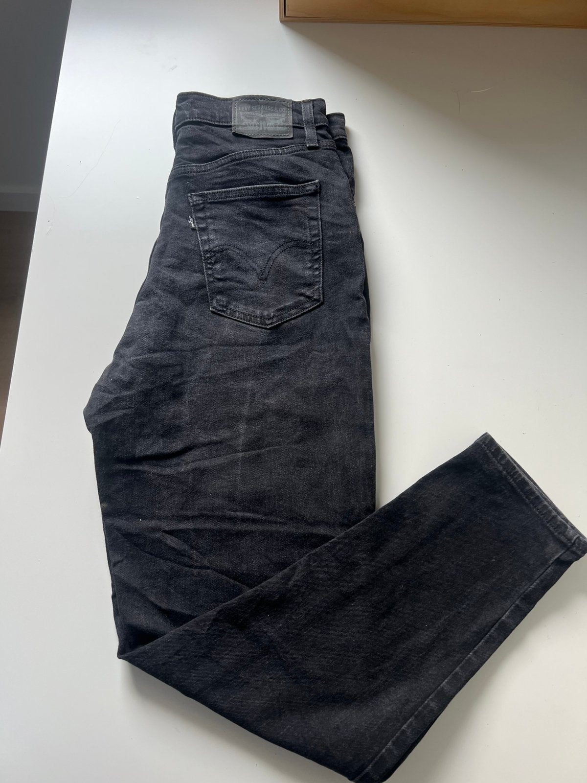 Levi's High Waisted Mom Jean – Zwart – Maat 29, Verzenden, Zo goed als nieuw, Zwart, W28 - W29 (confectie 36)