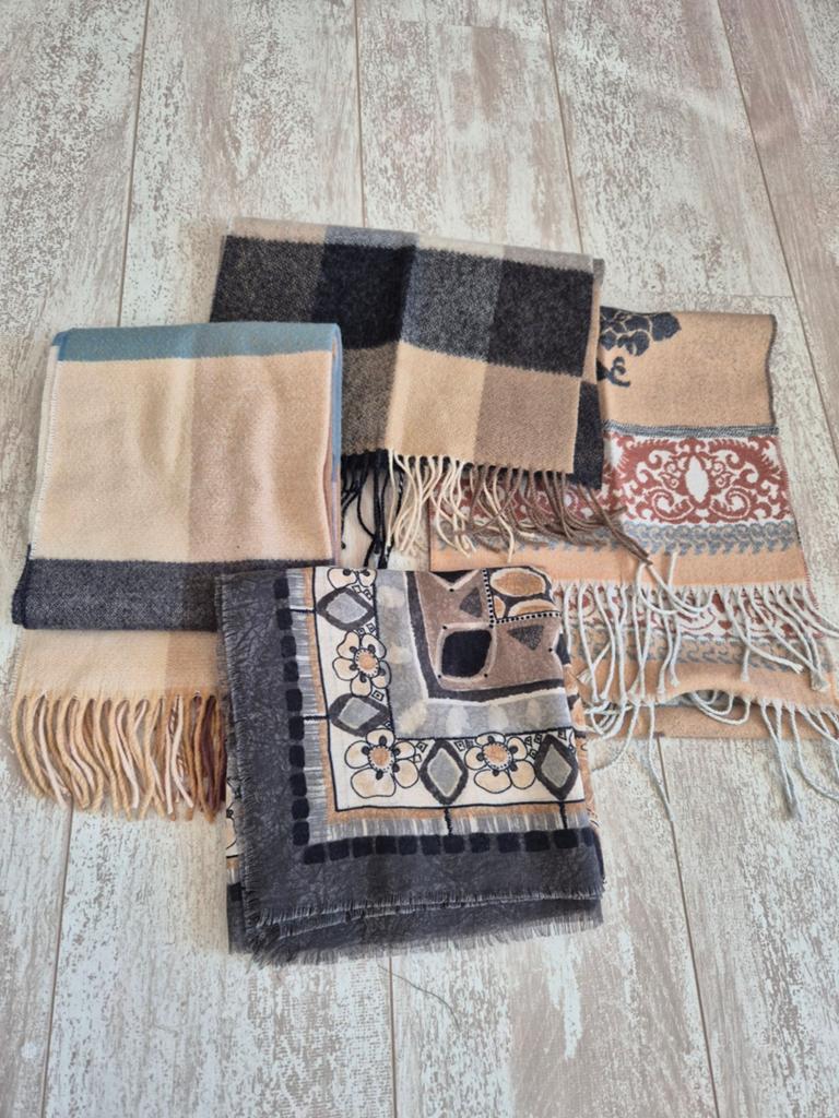 wollige sjaals in camel en grijstinten., Kleding | Dames, Mutsen, Sjaals en Handschoenen, Ophalen of Verzenden, Zo goed als nieuw
