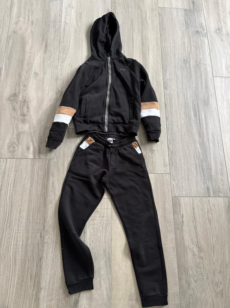 BOSS joggingbroek en vest zwart maat 10-138, Kinderen en Baby's, Kinderkleding | Maat 140, Ophalen of Verzenden, Nieuw, Jongen of Meisje