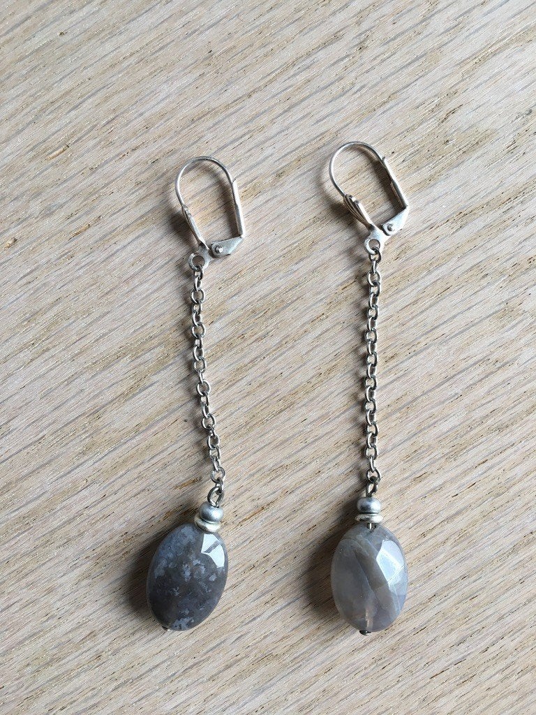 hangoorbellen grijze steen nagenoeg nieuw, Sieraden, Tassen en Uiterlijk, Oorbellen, Overige materialen, Hangers, Ophalen of Verzenden