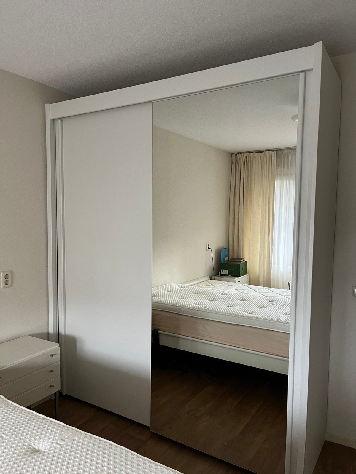 Ruime zeer nette kledingkast met grote spiegeldeur, Huis en Inrichting, Ophalen of Verzenden, Zo goed als nieuw, 50 tot 75 cm