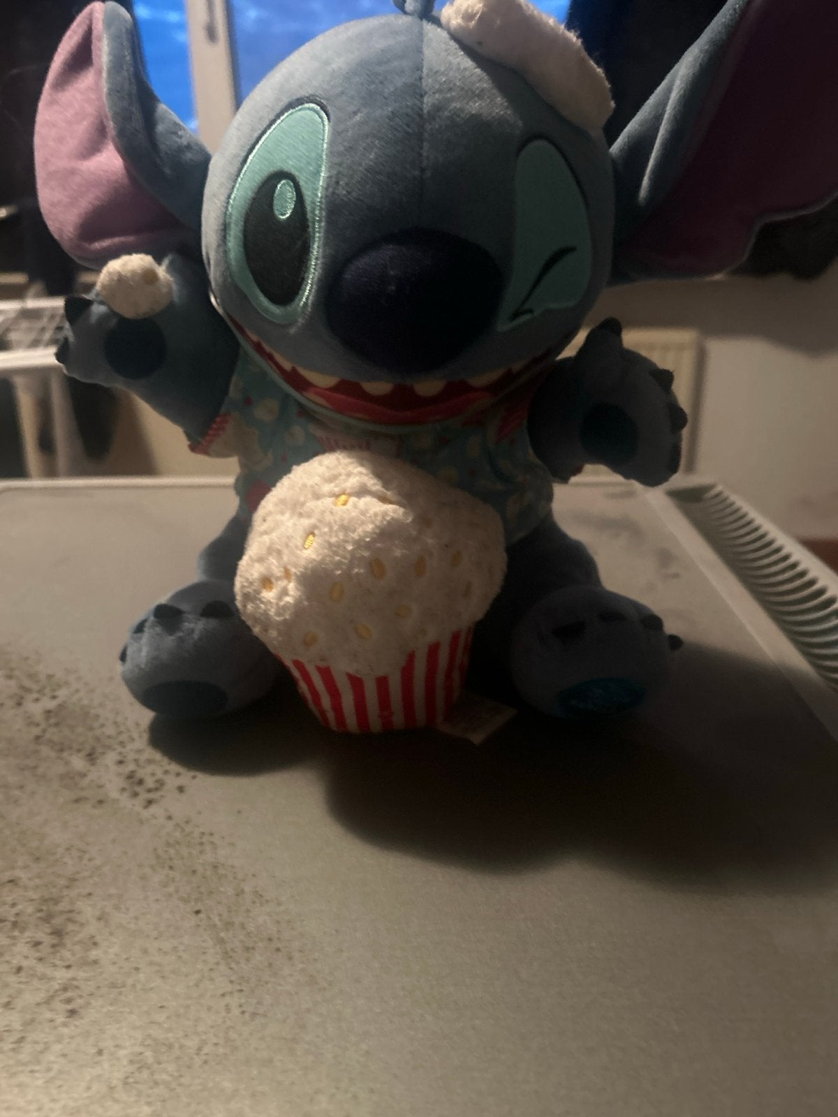 Disney Stitch Knuffel met Cupcake - Zo goed als nieuw, Disney, Overige typen, Blauw, Ophalen of Verzenden