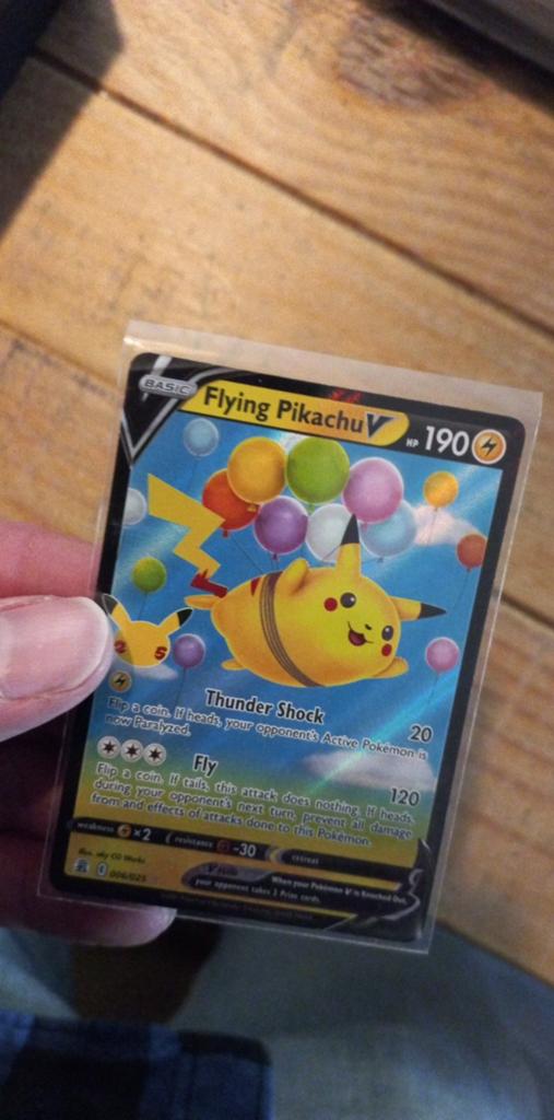 Flying pikachu v, Ophalen of Verzenden, Zo goed als nieuw, Losse kaart, Foil