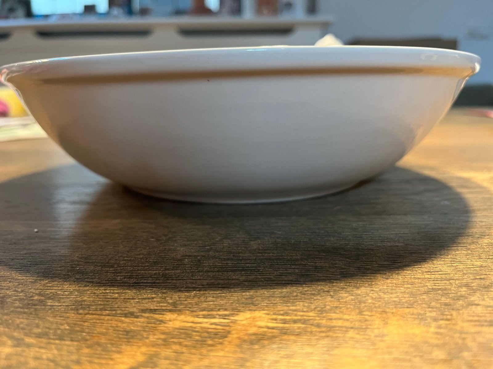 Zo goed als nieuwe crèmekleurige schaal - 27,5 cm, Huis en Inrichting, Porselein of Keramiek, Schaal, Rond, Ophalen of Verzenden