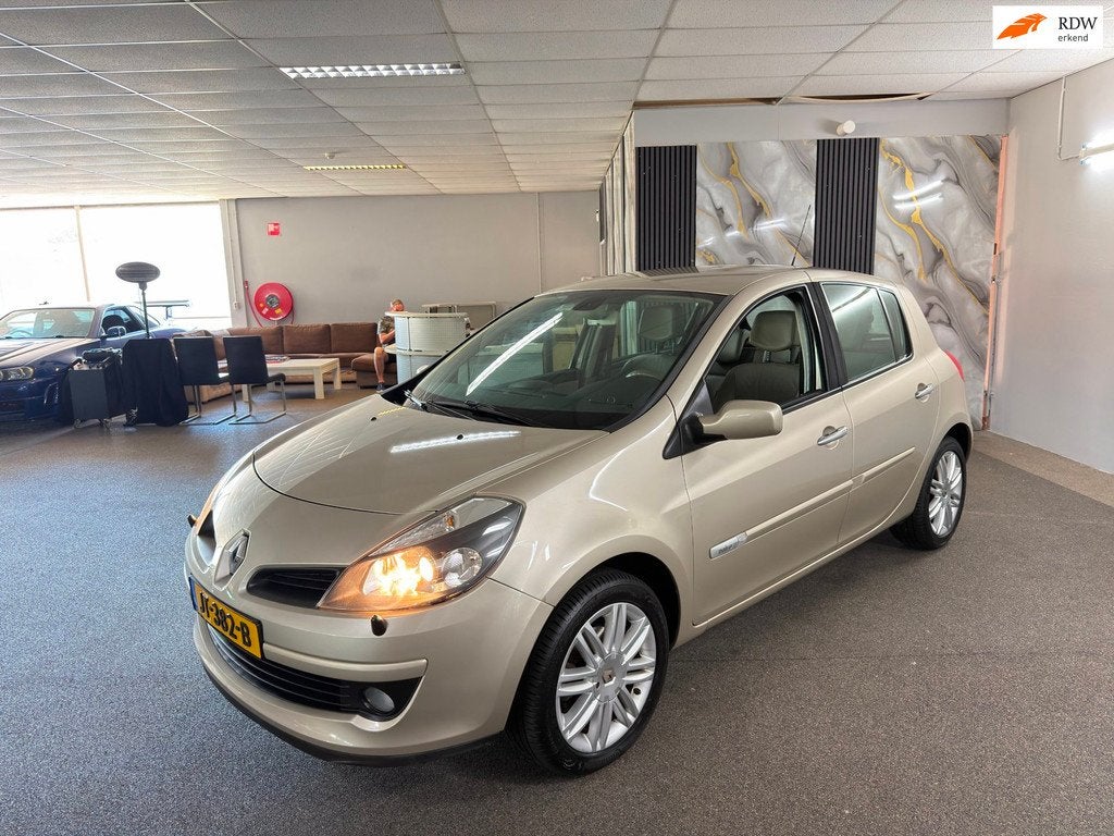 Renault Clio 1.6-16V DynamiqueAutomaat,Apk Nieuw,Cruise,Clim, Auto's, Renault, 535 kg, Gebruikt, Beige, 4 cilinders