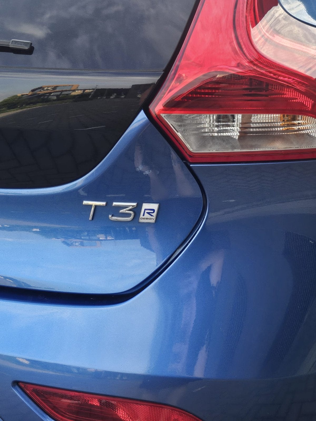 Volvo V40 1.5 T3 152PK R-Design, 1498 cc, Zwart, 4 cilinders, 700 kg