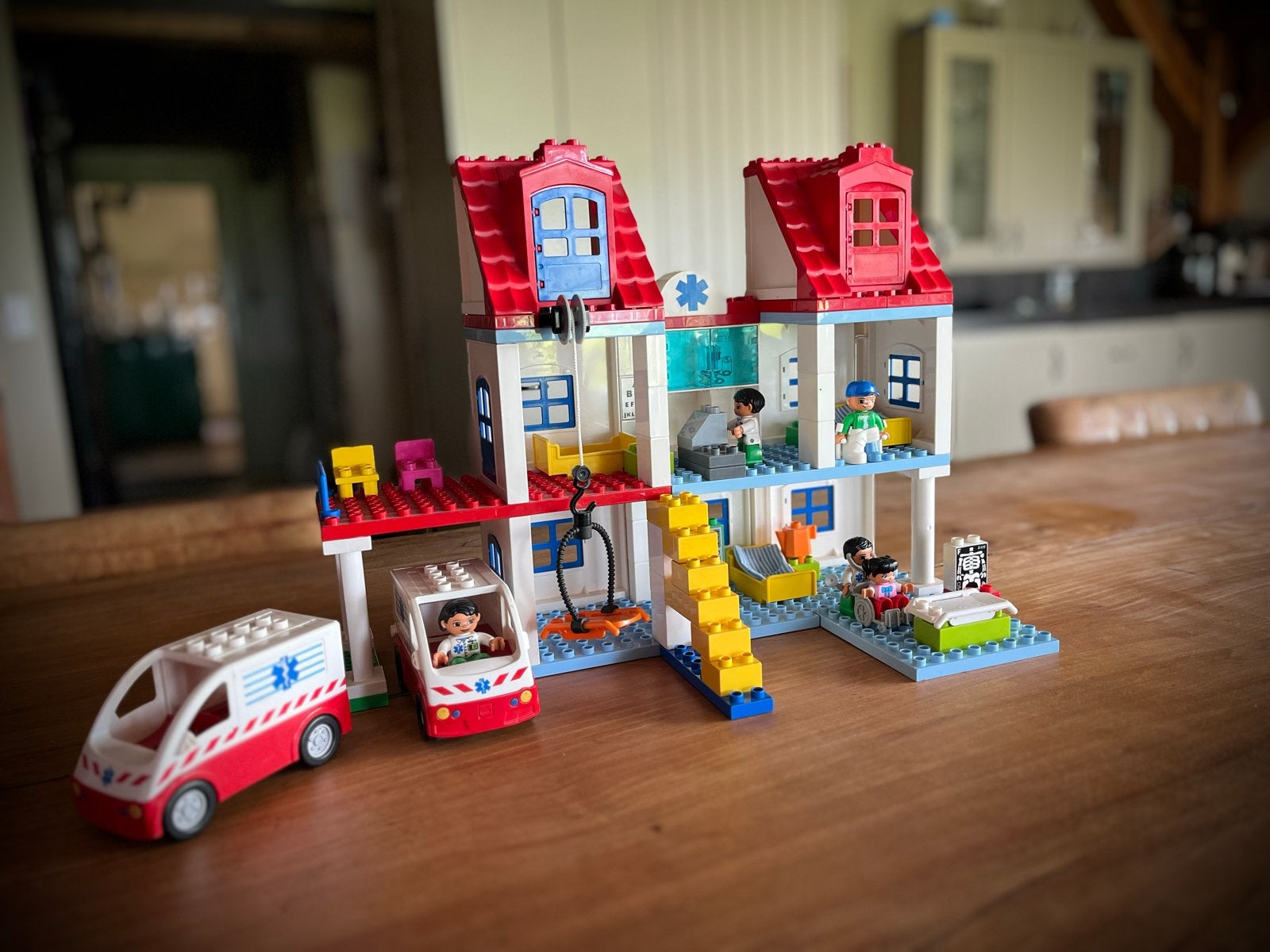 Duplo Ziekenhuis 5795 met rezerve ambulance en figuren, Kinderen en Baby's, Speelgoed | Duplo en Lego, Inclusief minifiguren, Gebruikt