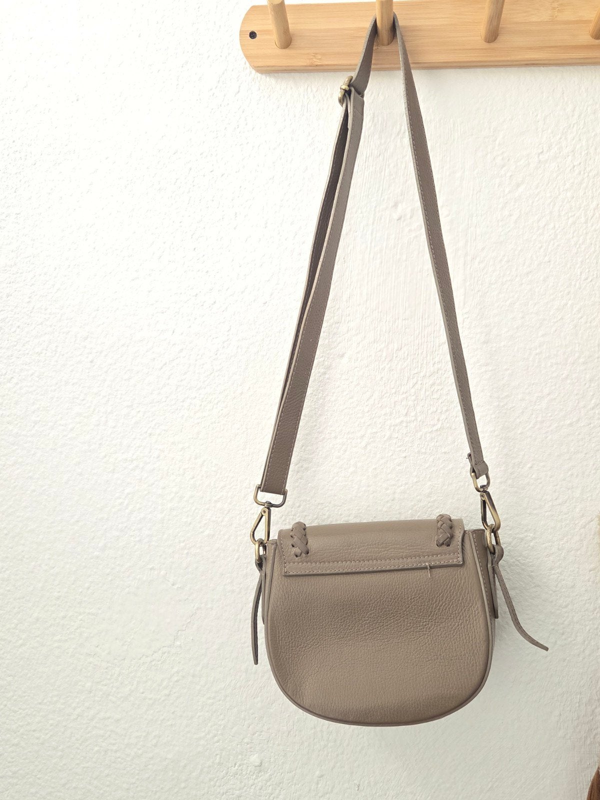 Safi  Stijlvol schoudertasje in taupe met gevlochten detail, Ophalen of Verzenden, Zo goed als nieuw, Overige kleuren, Schoudertasje