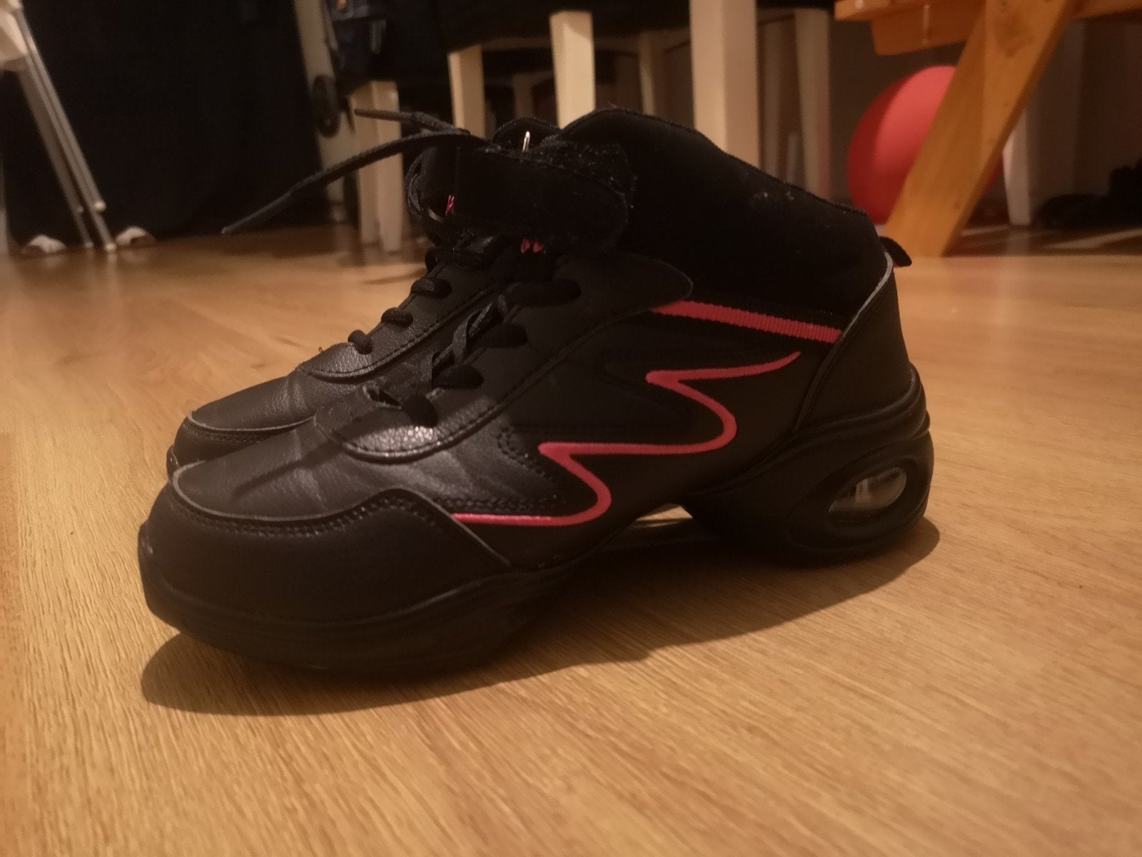 Zwarte dansschoenen met roze accenten, maat 36, Kleding | Dames, Ophalen, Zo goed als nieuw, Zwart, Dansschoenen