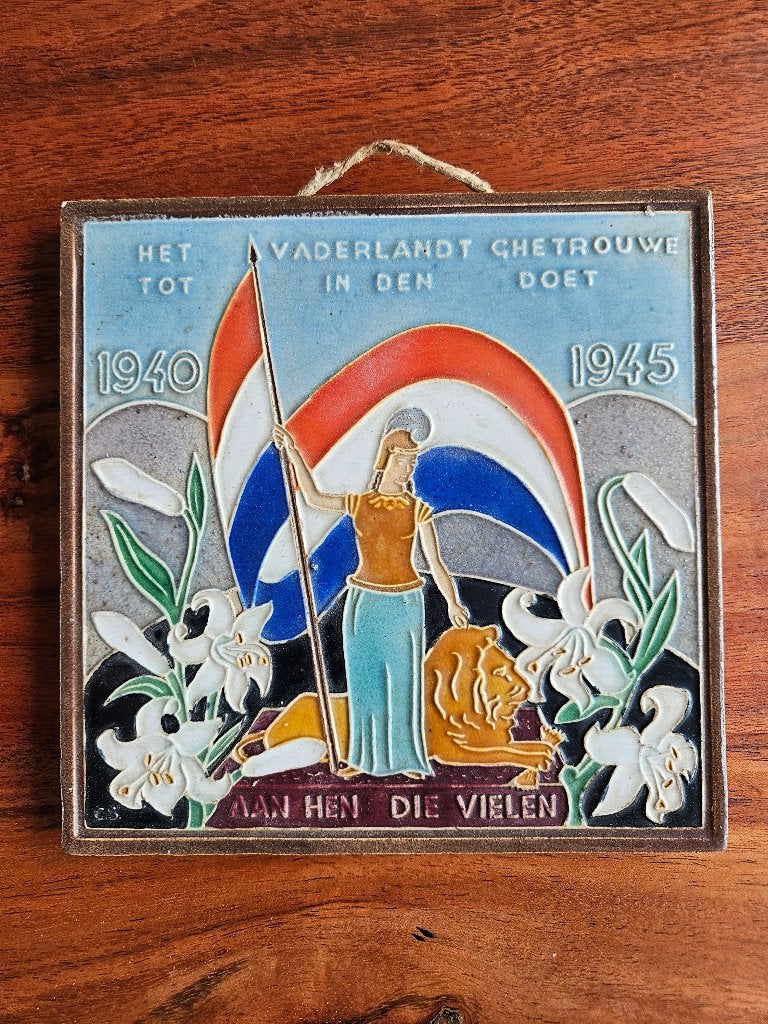 WO2 Gedenktegel Westraven Utrecht - Aan hen die vielen, Antiek en Kunst, Antiek | Wandborden en Tegels, Ophalen