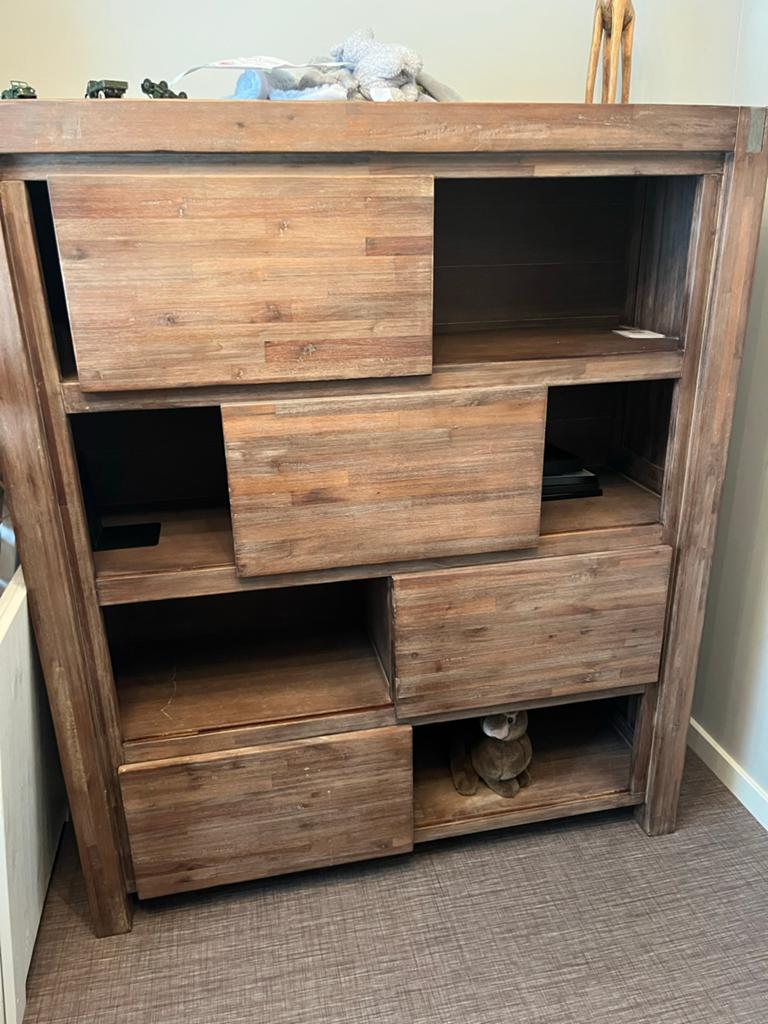 Houten kast met schuifdeuren (acacia), Ophalen, 100 tot 150 cm, Zo goed als nieuw, 25 tot 50 cm