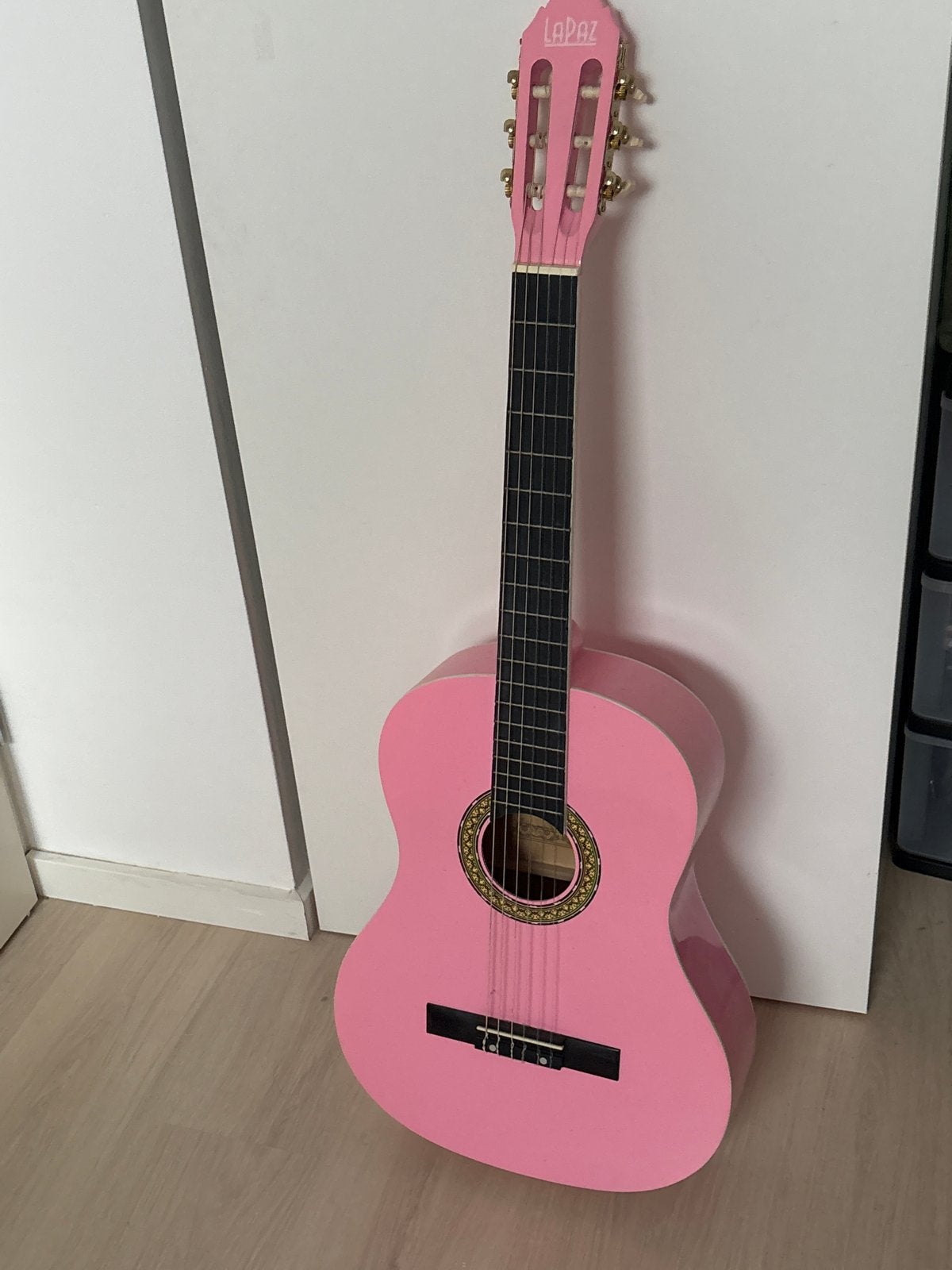 Roze gitaar - Nieuwstaat, Muziek en Instrumenten, Ophalen of Verzenden, Nieuw, Klassieke of Spaanse gitaar