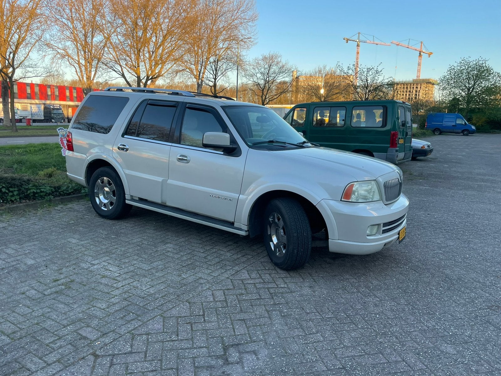 Lincoln navigator yongtimer 2005 Wit weinig km, Auto's, Lincoln, 2683 kg, 8 cilinders, 7 stoelen, Wit
