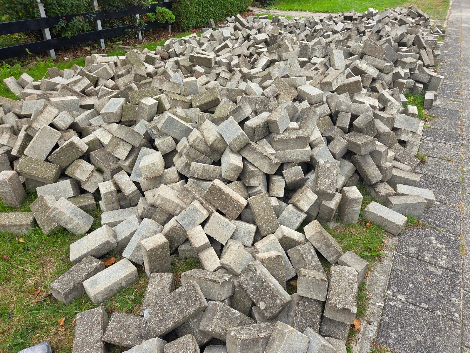 Gebruikte betonklinkers 10,5x21x8 cm - ca. 65m2, Tuin en Terras, Ophalen, Gebruikt, Klinkers, 10 m² of meer