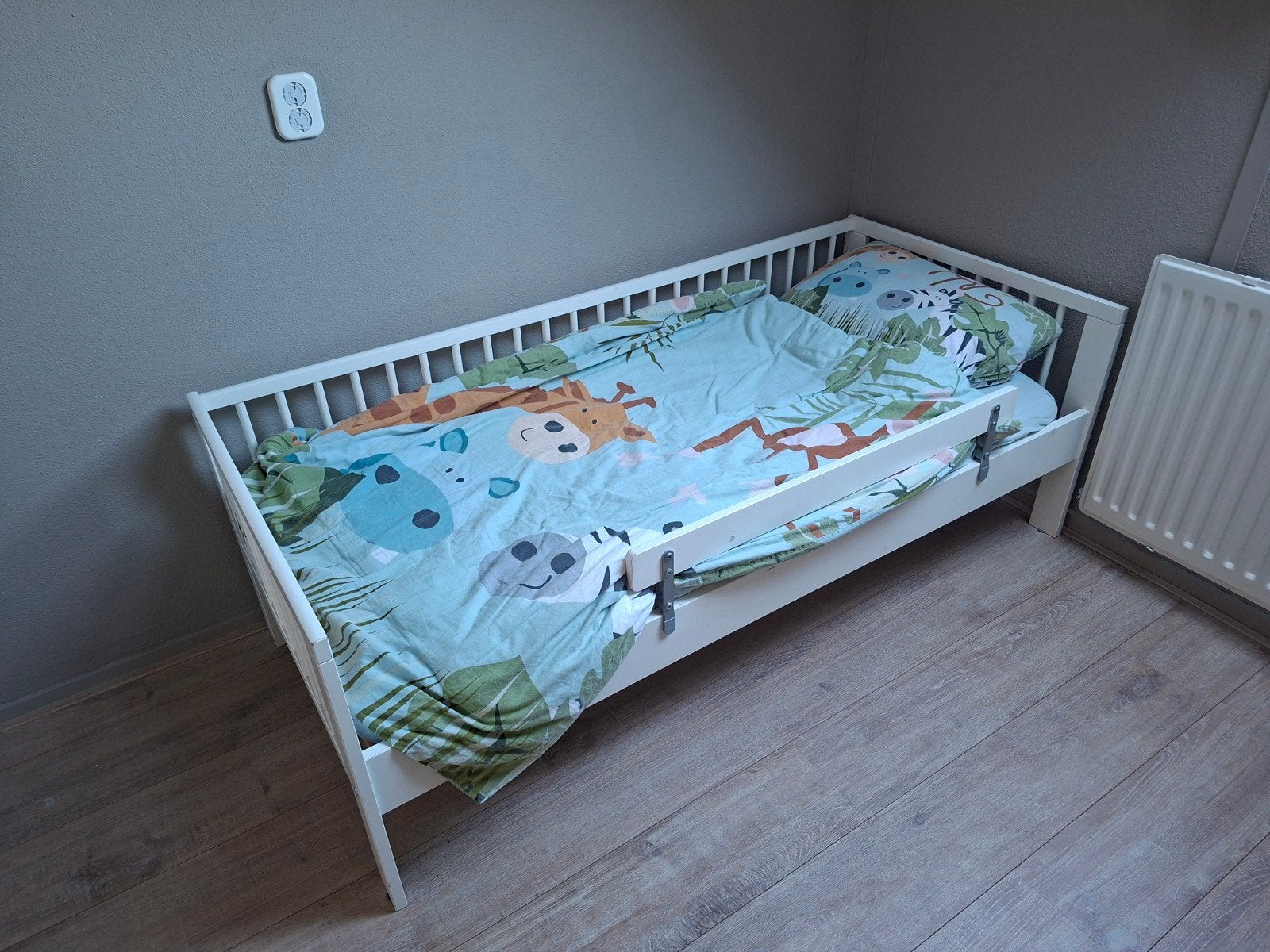 Wit kinderbed met uitvalbeveiliging, matras en lattenbodem, Kinderen en Baby's, Ophalen, Gebruikt, 70 tot 85 cm, Lattenbodem