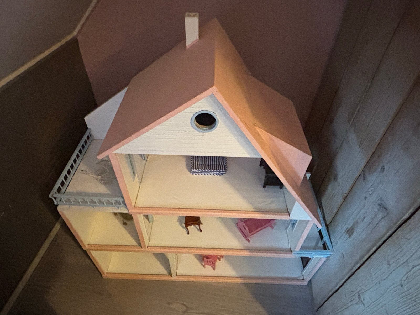 Groot houten poppenhuis met meubels, Ophalen, Gebruikt, Poppenhuis