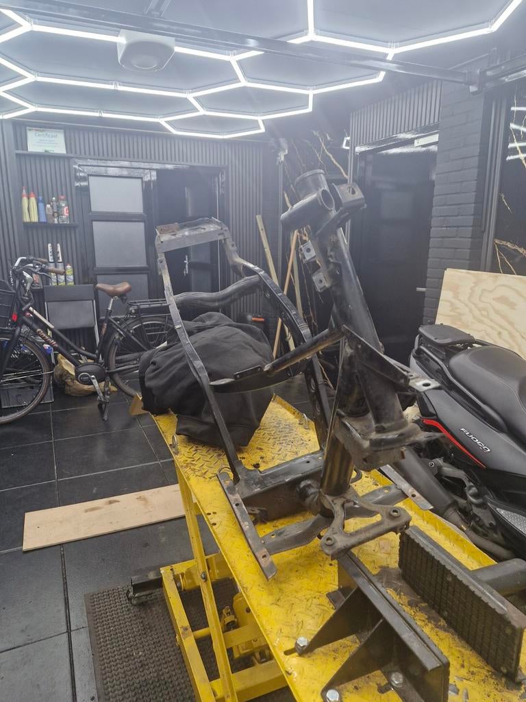 Gebruikte gilera runner frame zonder 123, Fietsen en Brommers, Brommeronderdelen | Scooters, Ophalen, Gebruikt, Frame, Overige merken