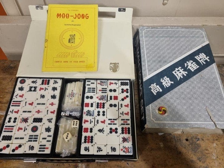 Mahjong-set in luxe koffer met traditionele speelstenen, Drie of vier spelers, Ophalen of Verzenden, Gebruikt