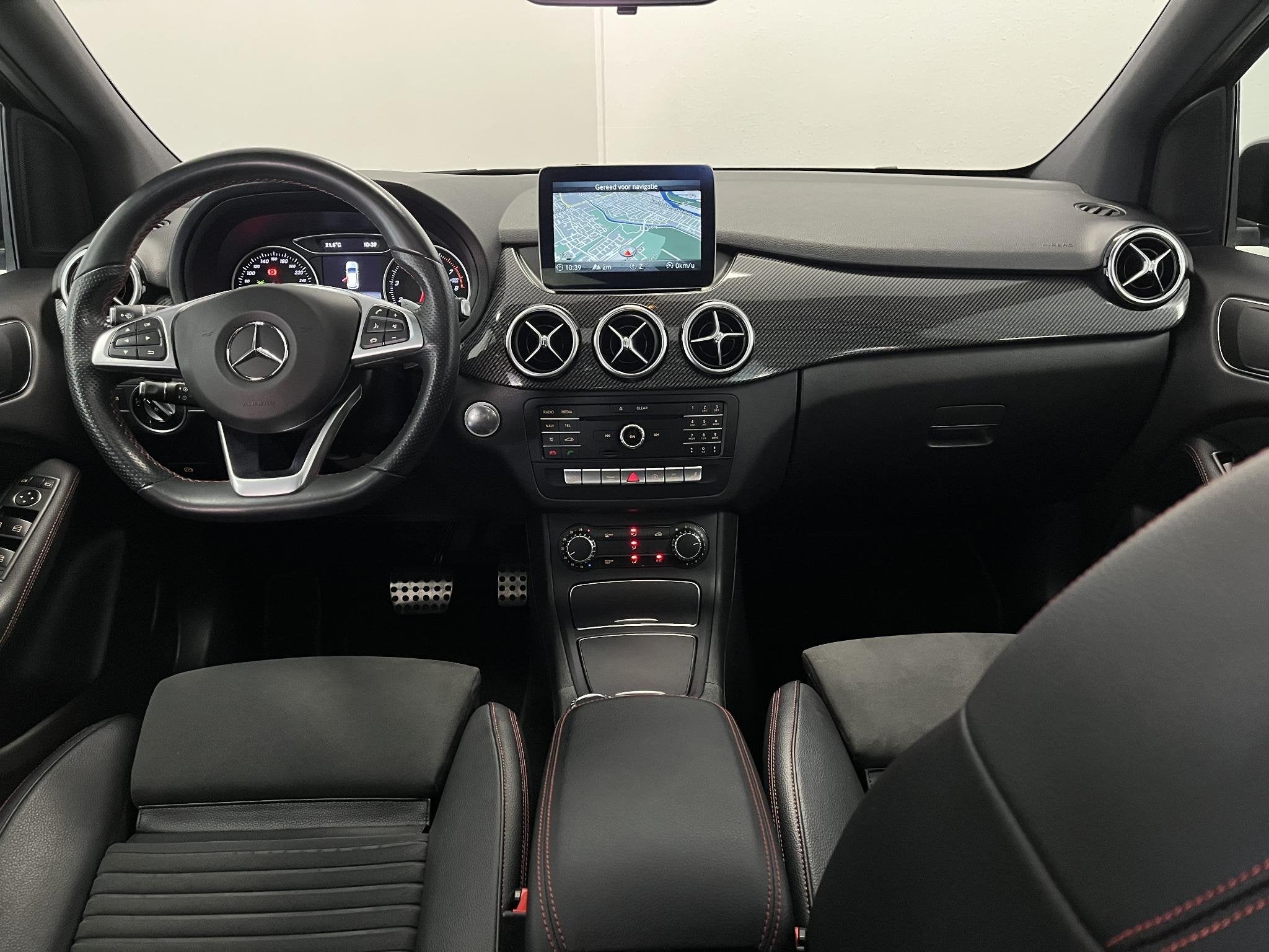 Mercedes-Benz B-klasse 180 AMG Line | Pano | Stoelverwarming, Auto's, 1325 kg, Gebruikt, 4 cilinders, Leder en Stof