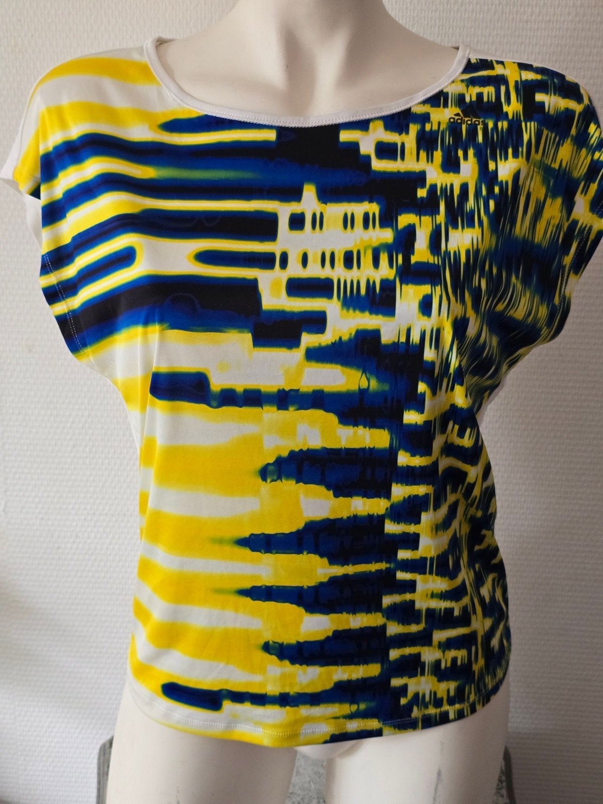 Adidas Graphic SS T-shirt Dames Maat S, Kleding | Dames, Ophalen of Verzenden, Zo goed als nieuw, Korte mouw, Maat 36 (S)