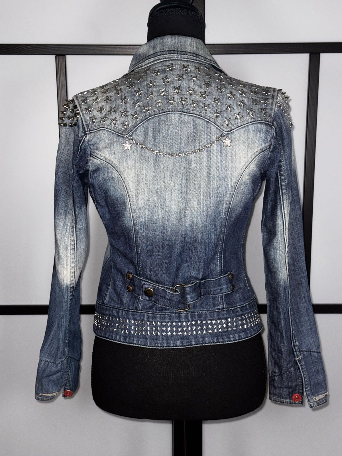 Unieke spijkerjas met studs - Handmatig bewerkt, Ophalen of Verzenden, Gedragen, Maat 34 (XS) of kleiner, Blauw