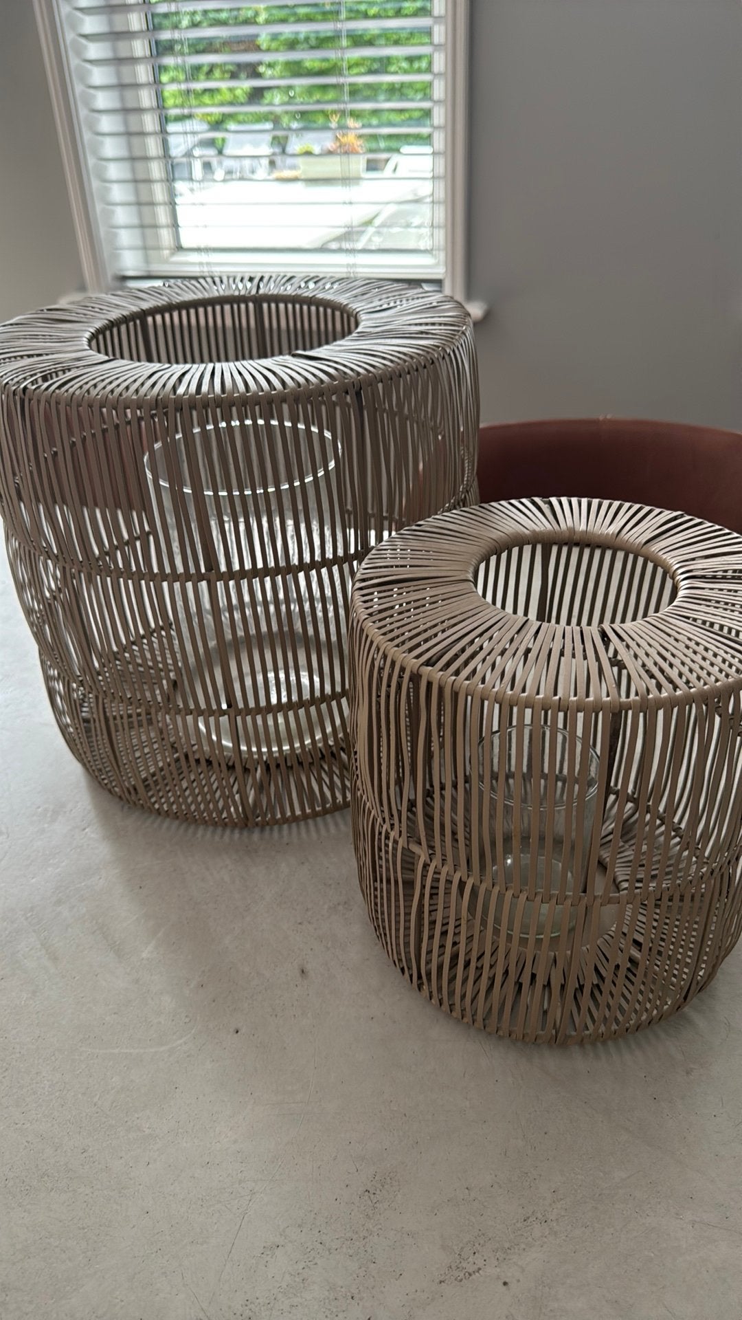 Colmore 2 beige gevlochten windlichten metaal 38 en 21 cm, Ophalen of Verzenden, Zo goed als nieuw, Rond, Overige materialen