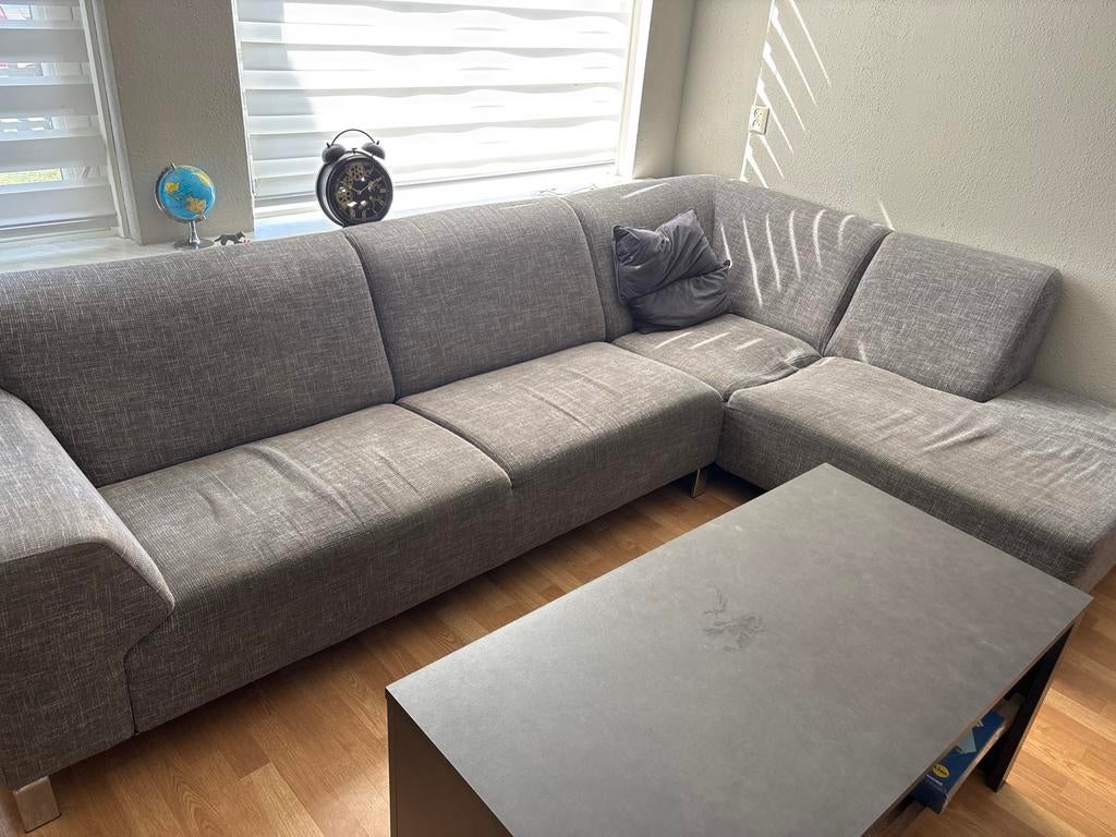 Gratis Grijze Hoekbank - Ideaal voor Student of Starter, Huis en Inrichting, Banken | Bankstellen, 250 tot 300 cm, Gebruikt, 100 tot 125 cm