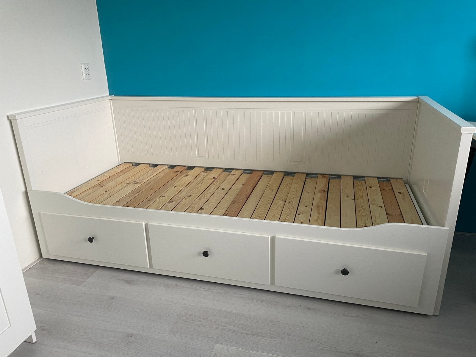 IKEA HEMNES bed (bank)/ uitschuifbed/ slaapbank met 3 lades, Ophalen, Eenpersoons, Wit, Zo goed als nieuw