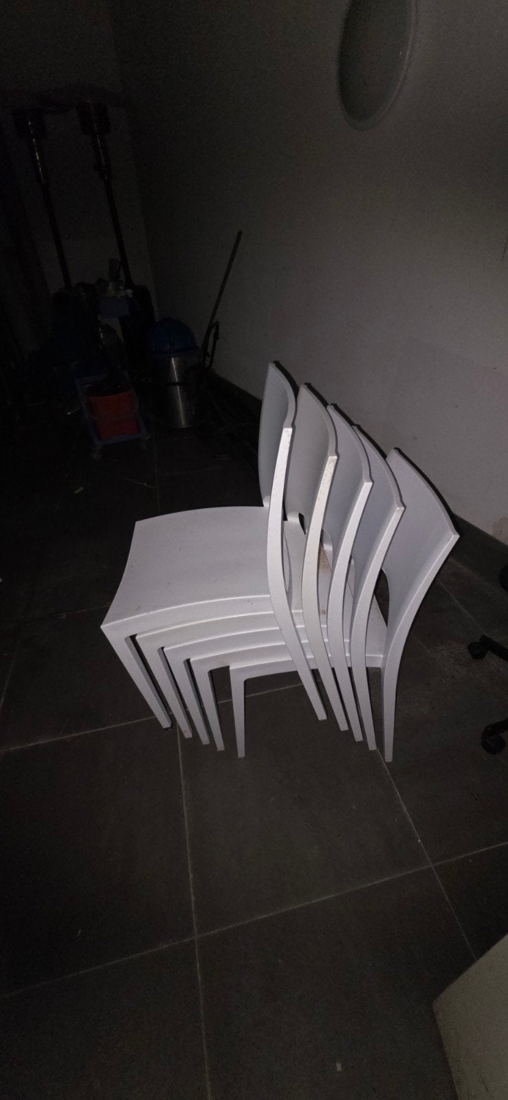 Set van 5 witte stoelen - Zo goed als nieuw, Ophalen, Modern, Stapelbaar, Kunststof, Wit