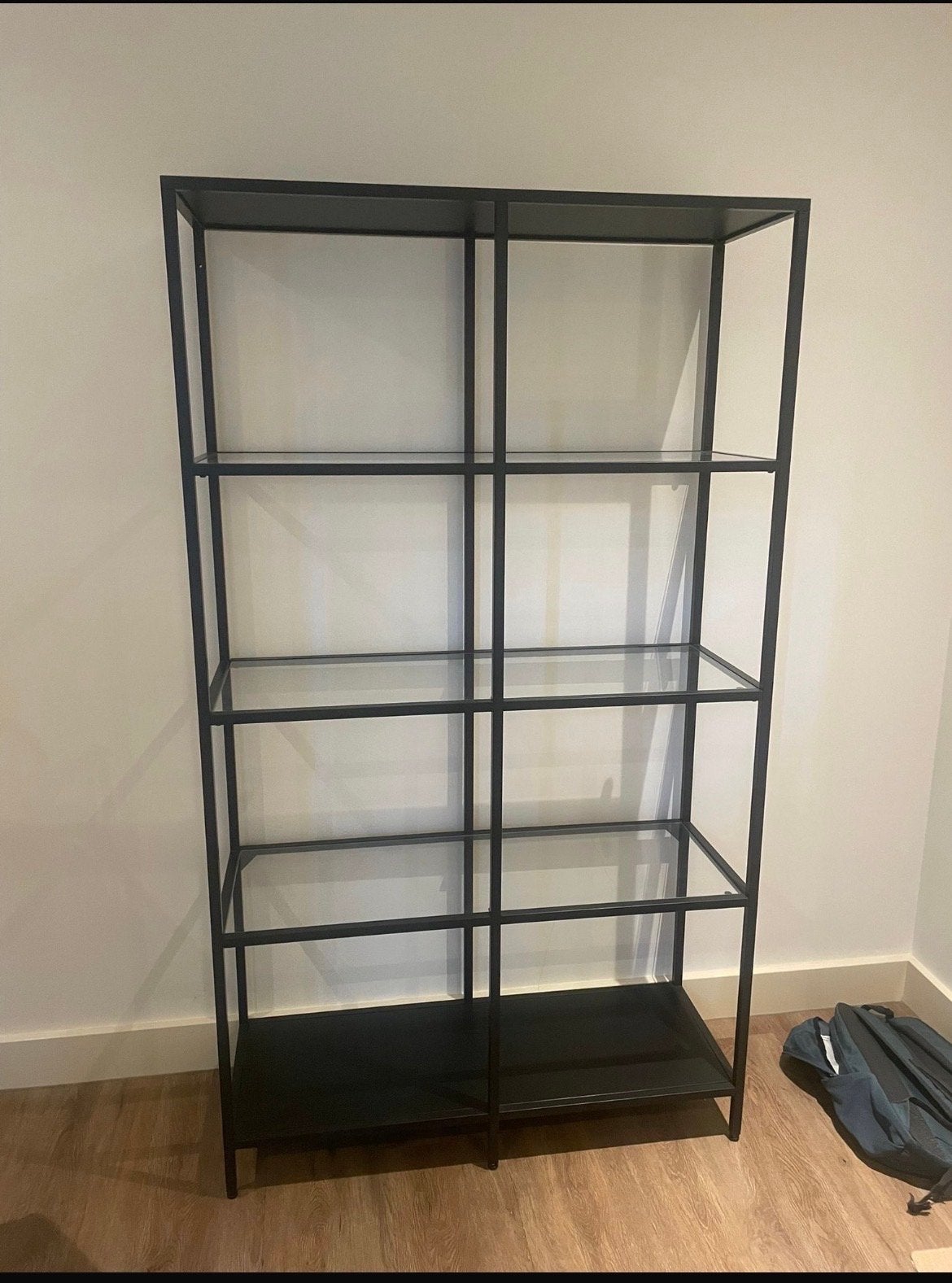 Ikea stalenkast met glazen planken VITTSJÖ, Ophalen, Zo goed als nieuw