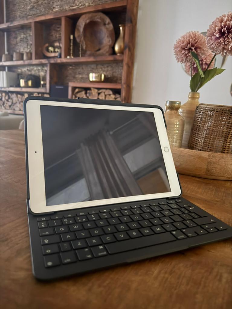 Apple IPAD (7TH GEN) 32GB WiFi + Logitech SlimFolio, Computers en Software, Apple iPads, 32 GB, Apple iPad, Grijs, Ophalen