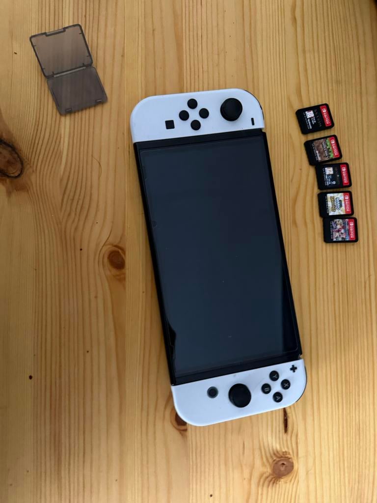 Nintendo Switch OLED met 6 games en accessoires, Spelcomputers en Games, Gebruikt, Vanaf 18 jaar, Overige genres, Eén computer