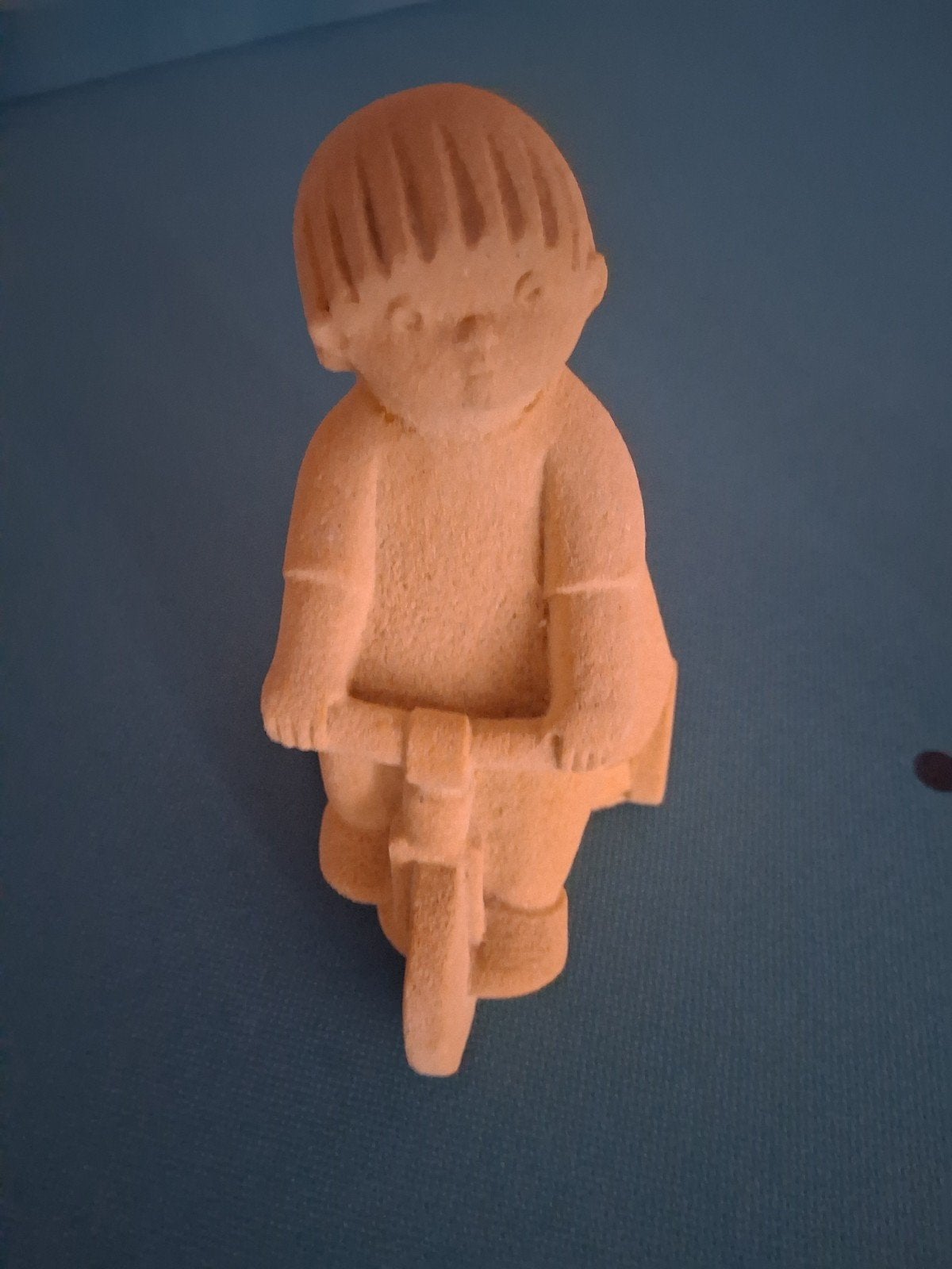 Stenen beeldje jongen op fiets - Stone Art Belgium, Minder dan 20 cm, Handgemaakt, Ophalen of Verzenden, Steen of Keramiek